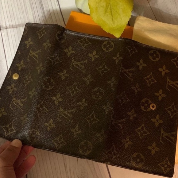 🤎🤎Authentic Luis Vuitton monogram Sarah wallet Crossbody - Picture 7 of 10